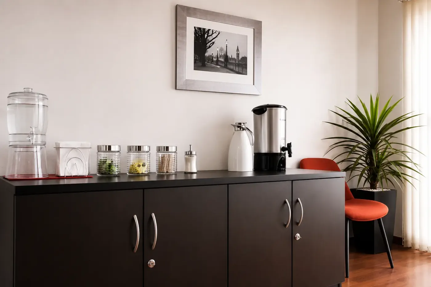 Cafetería con agua, café y té para clientes
