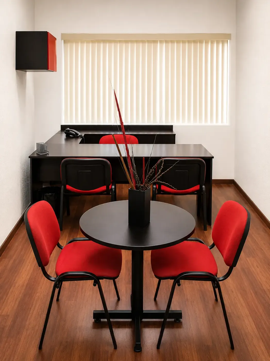 Oficina privada con escritorio y mesa redonda para reuniones